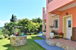a house with a garden with a table in the yard at Villa Niki in Págoi