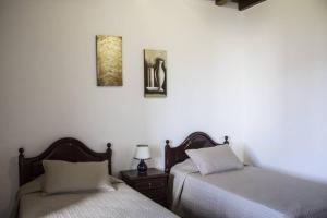 twee bedden naast elkaar in een kamer bij Casa Lagar de Pedra T3 in Santa Cruz da Graciosa