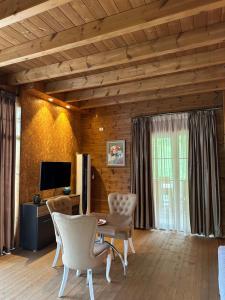 TV a/nebo společenská místnost v ubytování Bianca Hotel & Villa