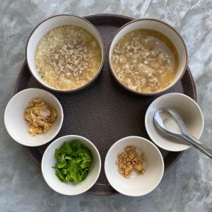 vier kommen eten op een bord met soep en groenten bij Royal mountain field (บ้านทุ่งเขาหลวง ราชบุรี) in Ratchaburi
