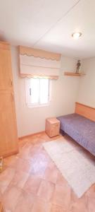 Un dormitorio con una cama azul y una ventana en Casa Fernandet 3 bedrooms house, en Sueca