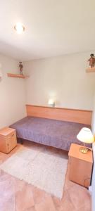 1 dormitorio con 1 cama de color púrpura en una habitación en Casa Fernandet 3 bedrooms house en Sueca
