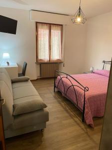 1 dormitorio con 1 cama, 1 sofá y 1 silla en Appartamento Belvedere en Perugia