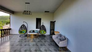 - un salon avec un canapé et deux chaises dans l'établissement Popock Goris, à Goris
