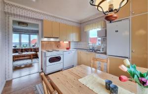 Majoituspaikan Lovely Apartment In Kungshamn With Kitchen keittiö tai keittotila