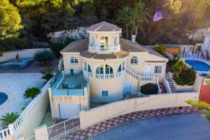 una vista aérea de una casa con piscina en Preciosa Villa con Piscina particular, en San Miguel de Salinas