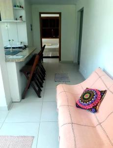 - un salon avec un canapé et un oreiller dans l'établissement Casa da Floresta, à Parati