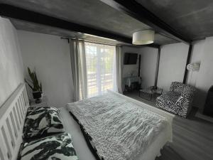 1 dormitorio con cama y ventana grande en Catalina Lesce-Bled, en Lesce