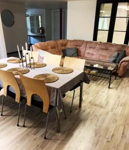 uma sala de estar com uma mesa e cadeiras e um sofá em Haga betong em Enånger