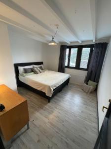 um quarto com uma cama num quarto em Haga betong em Enånger