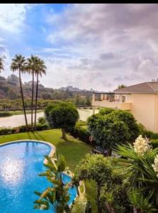 uma imagem de uma piscina em frente a uma casa em Confortable Apartment with amazing views in Marbella em Málaga