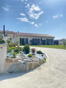 Casa con jardín frente a la entrada en Esprit Etape en Saint-Barthélemy-de-Vals