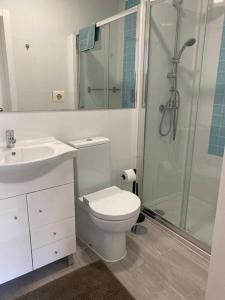 Un baño con inodoro, ducha y lavabo. en Casa da Luna, en Matosinhos
