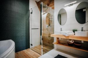 a bathroom with a shower and a toilet at Apartamenty Widok Tatr in Zakopane