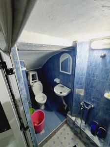 Un baño pequeño con inodoro y lavabo. en DAR AMAN CHEFCHAOUEN, en Chefchaouen