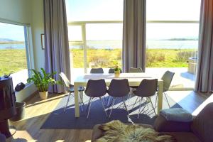 Posezení v ubytování Austurey - Lakefront Villa + 37 fotografií