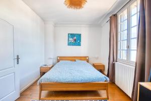 a small bedroom with a bed and a window at Gîte Monkey cottage in Bouchemaine