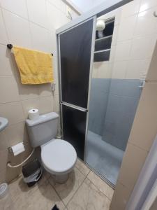 a bathroom with a toilet and a shower at Ótimo Quarto e Sala mobiliado em itapoa. in Vila Velha +21 photos