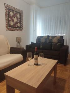 a living room with a table with two glasses of wine at Apartamento a 10 minutos de la Calle Laurel in Logroño