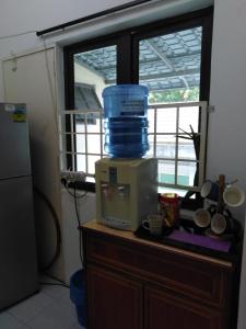 eine Küche mit einem Krug auf der Mikrowelle in der Unterkunft 365 House by D'Laksamana in Malakka
