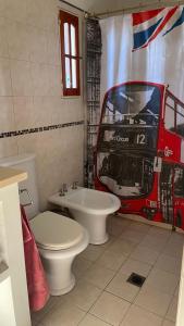 bagno con servizi igienici, lavandino e autobus di Casa Upcn a La Rioja