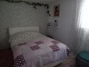 1 dormitorio con 1 cama con edredón en Orchidee 2, en Radolfzell am Bodensee