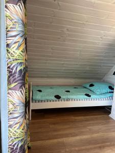 un lit superposé avec des vaches dessus dans une pièce dans l'établissement Domki i apartamenty Mila, à Sarbinowo