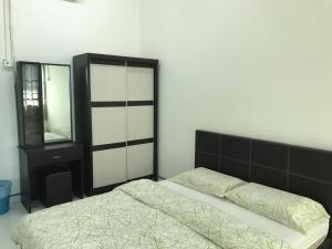 1 dormitorio con cama, tocador y espejo en 365 by D'Laksamana en Melaka