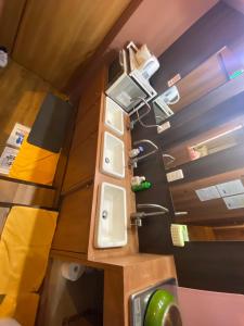 een kleine kamer met een wastafel en een toilet bij 54Journey 東京大手町ホステル in Tokyo