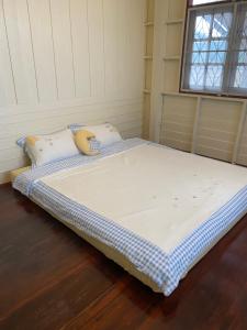 Postel nebo postele na pokoji v ubytování Royal mountain field (บ้านทุ่งเขาหลวง ราชบุรี)