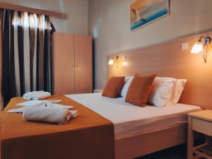 une chambre d'hôtel avec un lit et des serviettes. dans l'établissement Creta Sun Studios, à Kato Daratso