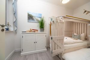 ein Kinderschlafzimmer mit einem Etagenbett und einer Leiter in der Unterkunft Villa Strandblick Zingst in Zingst