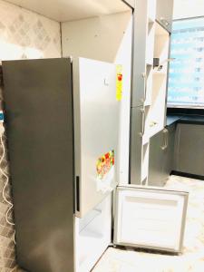 lodówka w kuchni z otwartymi drzwiami w obiekcie Mavern House Apartments w mieście Elmina