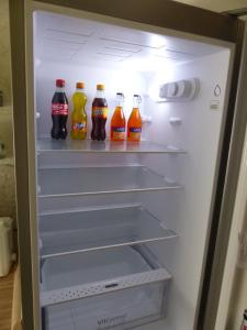 een open koelkast gevuld met verschillende soorten dranken bij Ferienwohnung in Porta Westfalica