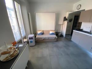 uma pequena sala de estar com um sofá na cozinha em Alte Volat Casetta em Milão