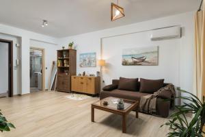A seating area at ModernPastel Apartment - Private Parking,Near the Old Port Még 37 kép