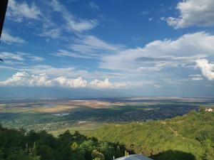 Blick auf eine Stadt von der Spitze eines Hügels in der Unterkunft Boutique Hotel BelleVue in Sighnaghi