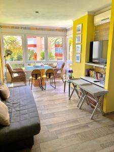 A seating area at Estudio Sol del Mar