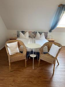 a room with a table and two chairs and a bed at zum Schwanen Garni in Buggingen