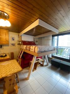 ein Schlafzimmer mit einem Etagenbett in einem Zimmer in der Unterkunft Ladybird Inn in Chamonix-Mont-Blanc