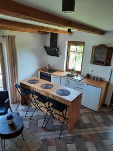 a kitchen with a table and chairs in a room at Wierzbowy zakątek Kąty Rybackie in Kąty Rybackie