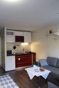 ein Wohnzimmer mit einem Sofa und einem Tisch in der Unterkunft Small Cozy Apartment in Gloppen in Vereide
