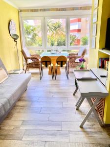 een woonkamer met een tafel en stoelen bij Estudio Sol del Mar in Torrox