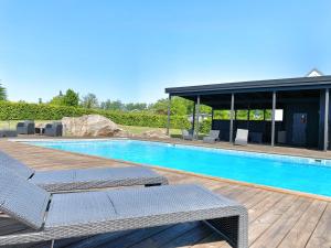 Piscina di Boende med pool och tennisbana i familjevänligt område o nelle vicinanze