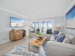 a living room with a couch and a table at El Mar Villa in Ponte Vedra Beach