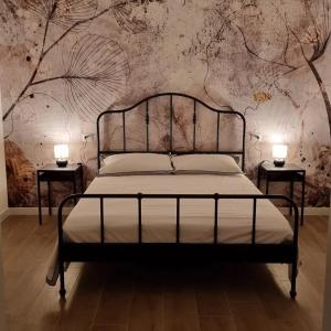 - une chambre avec un lit en face d'un mur dans l'établissement Via Guareschi, à Fontanelle di Roccabianca