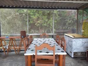 uma mesa e cadeiras num quarto com uma janela em Barco Casa Pantanal Toca da Onça em Poconé