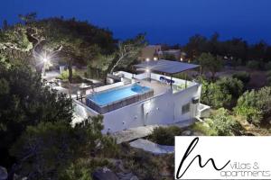 una vista aérea de una casa con piscina en Villa M - Villa with private pool and yard, en Anatolí