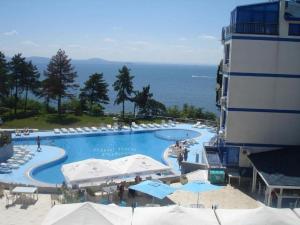 a large swimming pool next to a building at Pomorie Direkt am Pool in Pomorie +34 photos