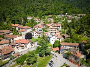una vista aérea de una ciudad en una montaña en La casa sotto le cascate Lago Maggiore - IXIHOME, en Cittiglio